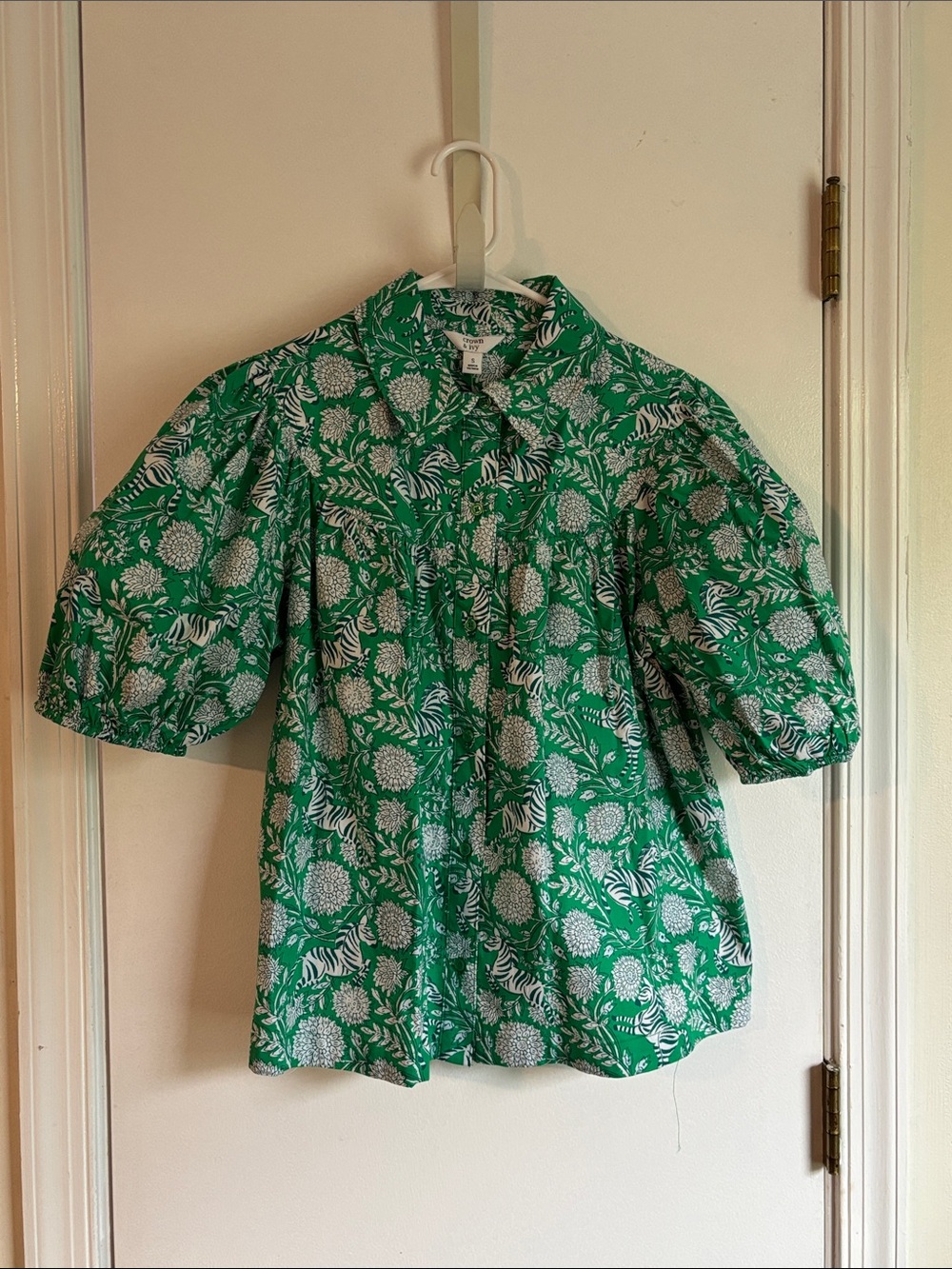 NWT Crown & Ivy Green Floral/Zebra print Puff-Sleeve Button Blouse